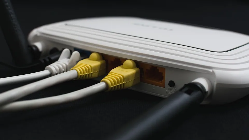 Router med inkopplade nätverkskablar