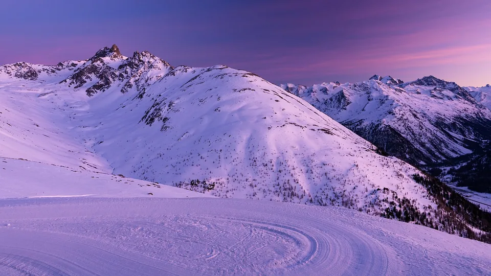 Snötäckta fjäll i vinterljus