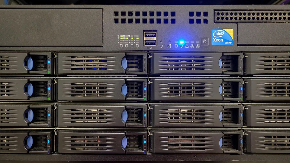Serverrack i en datorhall